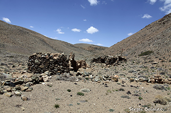Руины на острове в озере Ракшас Тал